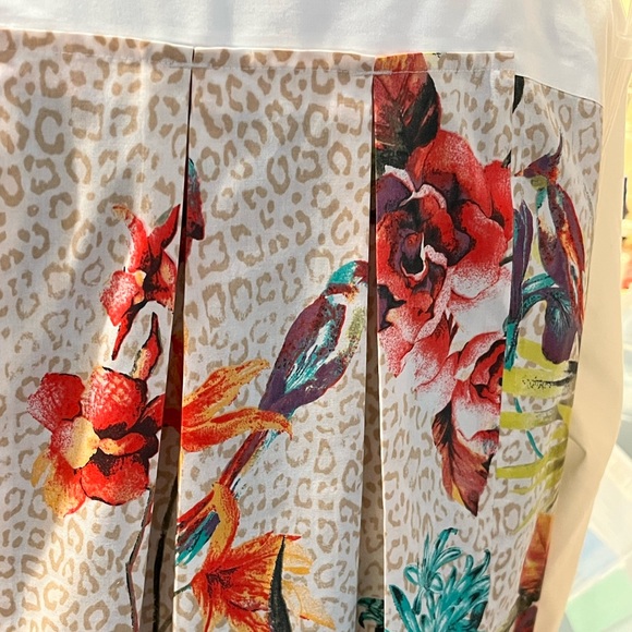 - CHICO’S NO-IRON Tropical Pleat-Back Shirt Size 2 Chico’s Size, US medium - Picture 6 of 10